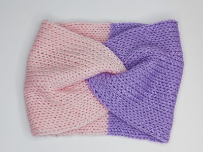 Pastellfärgat pannband i lila och rosa colourblocking. Alldeles lagom tunt för att kunna använda under större delen av året.