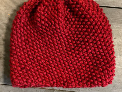 Bubblig mössa i rött