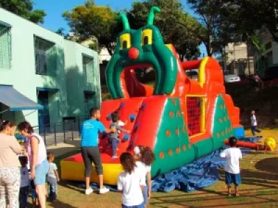 Brinquedo Inflável Centopéia Gigante