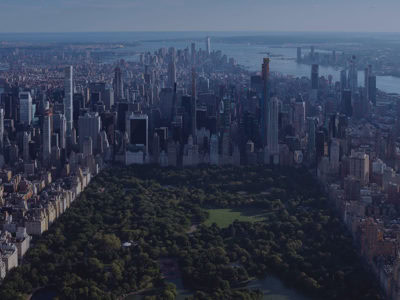 alto-bajo-manhattan alt="Desde el distrito financiero hasta Central Park, este tour te ofrece una visión completa de los lugares más importantes de Manhattan."