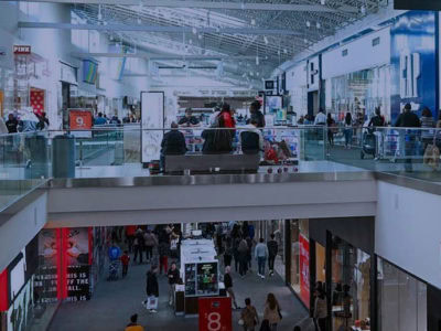 jersey-gardens alt="Interior del centro comercial The Mills at Jersey Gardens, destino de la excursión de compras desde Nueva York."