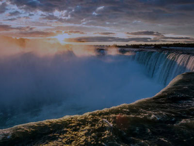 alt="Vista impresionante de las Cataratas del Niágara, una increíble excursión de dos días desde Nueva York."