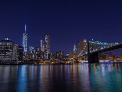 ny-nocturno alt="Nueva York se transforma por la noche. Enamórate de sus luces y vistas panorámicas con nuestro espectacular tour nocturno."