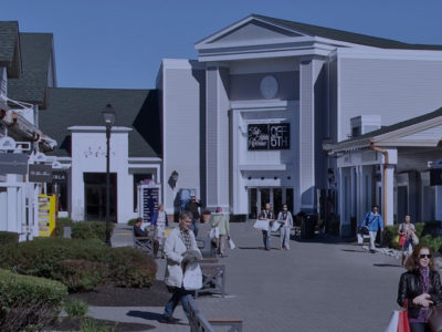 woodbury alt="Tiendas de lujo en el outlet Woodbury Common, un popular tour de compras desde Manhattan."