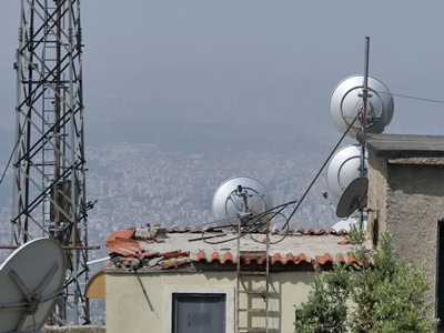 Funkturm und -schüsseln über Tirana, Albanien