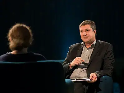 Yann Fernandez animant un séminaire corporate sur scène