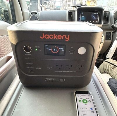 jackery-Solar- generator-1000 Newが充電できるか試運転している様子