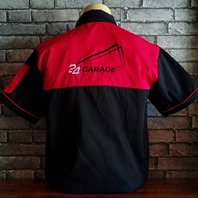 เสื้อช็อปตัดต่อ ดำ-แดงพร้อมปักโลโก้บริษัท