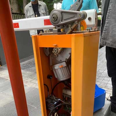 ซ่อมไม้กั้นมีปัญหา ที่ Q Box Hotel Bangkok Blossom