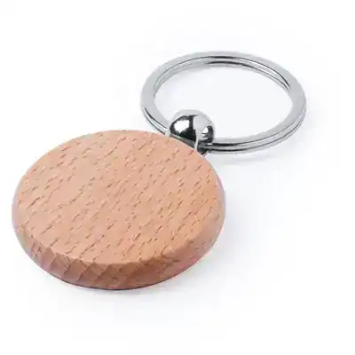 Houten sleutelhanger met metalen ring, minimalistisch en natuurlijk ontwerp.