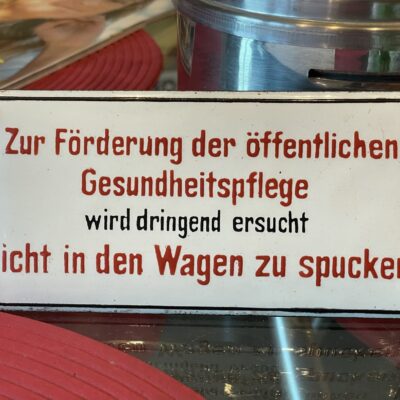 Nicht in den Wagen spucken - Uraltes Original-Emailschild (Eisenbahn)