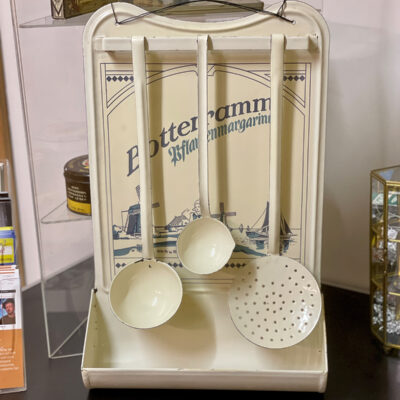 Botterramm Pflanzenmargarine - Emailliertes Löffelblech, komplett & in gutem Zustand