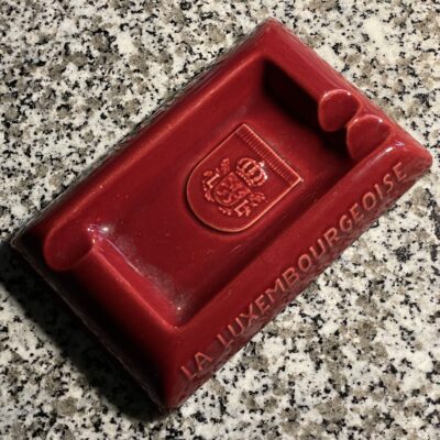 La Luxembourgeoise (Luxemburg), Werbe-Aschenteller aus Keramik (Jean Peters, Reckenthal)