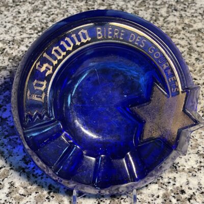 LA SLAVIA - Bière des Gourmets - sehr alter Aschenteller aus dunkelblauem Glas mit Golddruck