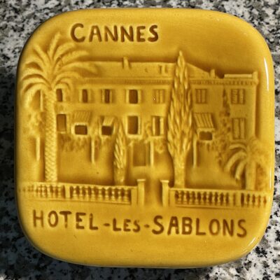 HOTEL LES SABLONS Cannes (Frankreich) - Seltener Aschenteller von F.P.P. Vallauris um 1950/55