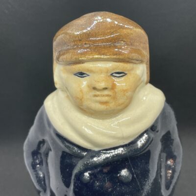 Mützenträger mit Schal und Mantel - Spardose aus Keramik, Manufaktur Revol, Ste. Uze, (F, um 1890)