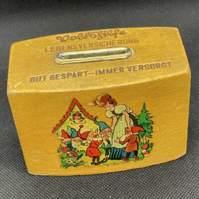 Volkshilfe Lebensversicherung Köln: Holz-Spardose mit Sütterlin-Schriftzug, 1930er Jahre