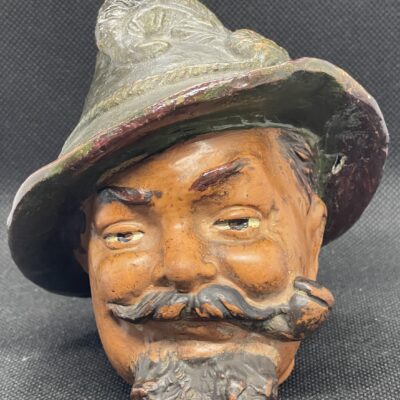 Jäger? Mann mit Federhut und Pfeife | Keramische Spardose um 1900 (nummeriert 1163)