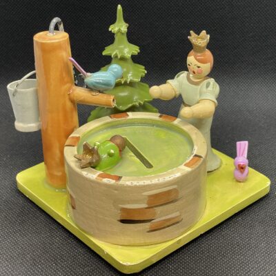 Der Froschkönig - Spardose aus lackiertem Holz, Erzgebirge, um 1950