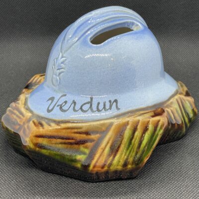 Seltene keramische Spardose, Helm eines Soldaten im Gras, Verdun