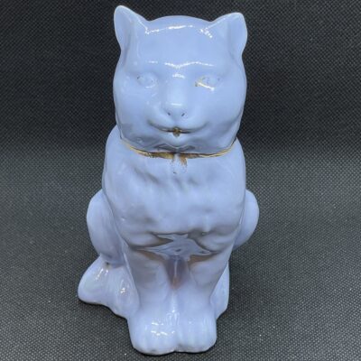 Figürliche Spardose in Form einer sitzenden Katze. Hellblaue Glasur, Goldlinierung. Frankreich um 1920.