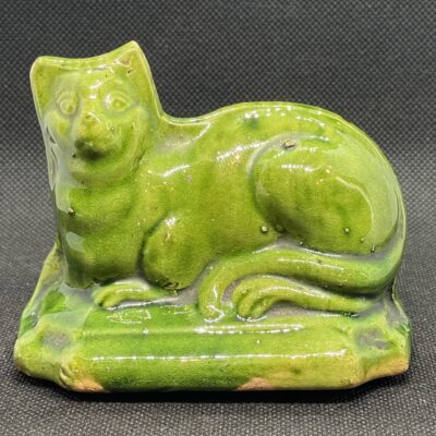 Katze in Hellgrün – Uralte französische Keramik-Spardose der Manufaktur ‚La St. Uzienne‘ (gegr. 1865)