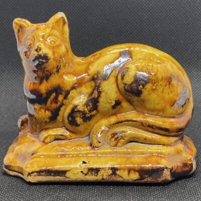 Katze – Herrliche, uralte französische Keramik-Spardose der Manufaktur ‚La St. Uzienne‘ (gegr. 1865)