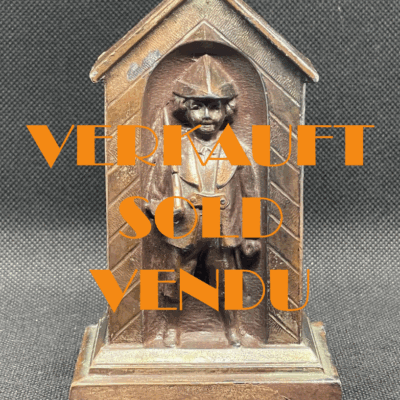 Spardose aus Metallguss, Wachmann im Wachthäuschen. Wohl Deutschland um 1900. Komplett.