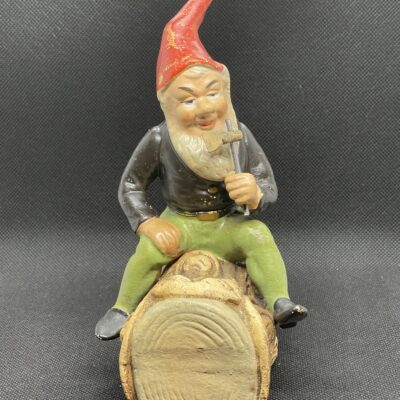 Zwerg mit Axt, sitzend auf Baumstamm. Sehr alte Spardose aus Keramik, Deutschland um 1920