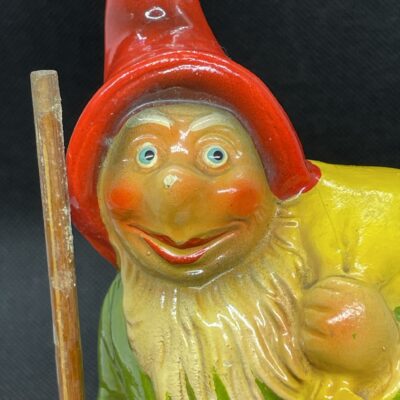 Spardose aus Keramik, Deutschland um 1930: Zwerg mit Spazierstab träg Geldsack auf dem Rücken.