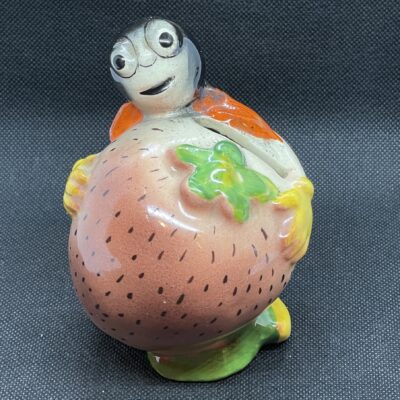 Ferda (Ferdy), die Ameise trägt Erdbeere - Seltene Spardose aus polychromer Keramik - Tschechien, ca. 1935/40