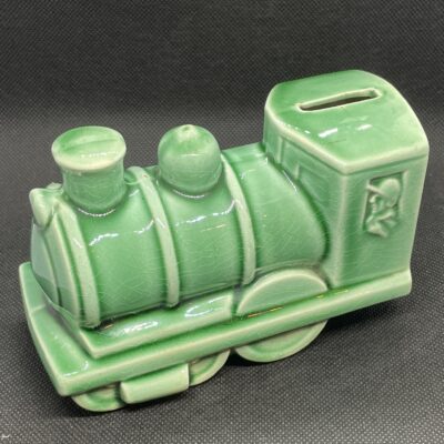 Keramik-Spardose in Hellgrün in Form einer Dampflok, 1930er Jahre. Saint Clément, Frankreich