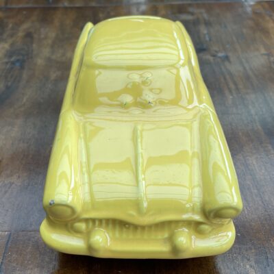 Große 1950er Jahre Keramik-Spardose (gelb) in Form eines Automobils (Saint-Clément, Frankreich)