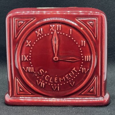 Saint-Clément: Wecker als Spardose, Keramik in Bordeauxrot um 1950