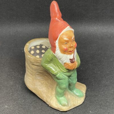 Alte Keramik: Zwerg sitzend raucht Pfeife, Keramik, als Nadelkissen