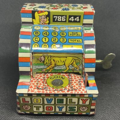 Lovely Toys - Mechanische Blech-Spardose: Hand zieht Münze in die Kasse rein (Video) - Um 1960.