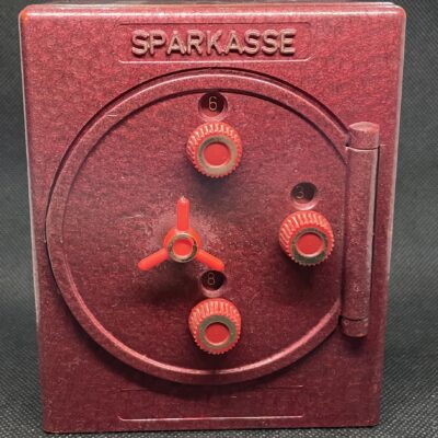 Sparkasse: Spardose als Tresor mit Zahlenschloss. In dieser Form mit integrierter Spieluhr selten!