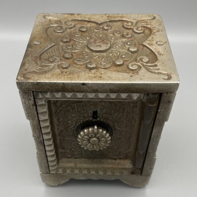 Antiker Tresor / antike Spardose, aus Gusseisen, Pat.1897 J.E. Stevens Co. - USA