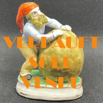 Zwerg / Gnom rollt Walnuss, sehr seltene Porzellan-Spardose, Deutschland um 1900