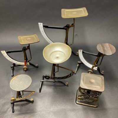 Konvolut: Sechs alte Briefwaagen, teils mit emaillierter Skala (Ca. 1920-1950)