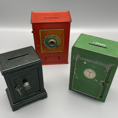 Konvolut: Drei (3) Tresore als Spardose, davon zwei (2) von ANFOE (D.R.G.M.), ca. 1930er