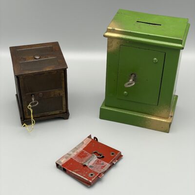 Kovolut: Tresore aus patiniertem Gusseisen (20er), lackiertem Blech (30er) und Ersatz Türe Schloss (JEP, 30er)