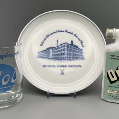 Odol: Konvolut aus Wandteller (Meissen) und Glas (1920er Jahre) sowie ungeöffneter Jubiläumsflasche (1993)