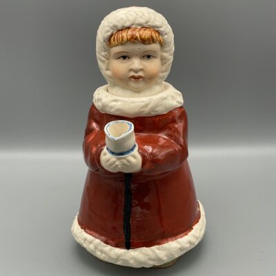 Alte Kakao-Kanne, Tee-Kanne - ähnlich Berger Kakao - Kind im Weihnachten-Outfit hält Tasse vor sich hin