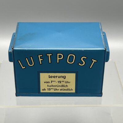 Postsparkasse - Luftpost: Seltene Blech-Spardose in Form eines Briefkastens, um 1960