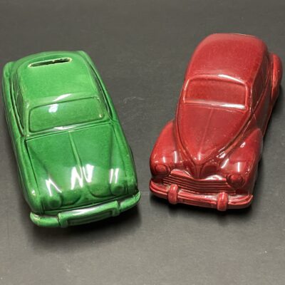 Konvolut: Peugeot 203 (rot) & Renault Dauphine (grün), Spardosen aus Keramik, Saint Clément (F), 1950er Jahre