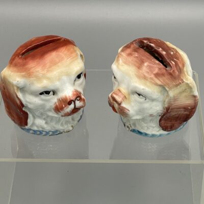 King Charles Spaniel: Miniatur-Spardosen aus Keramik, wohl Staffordshire (England)