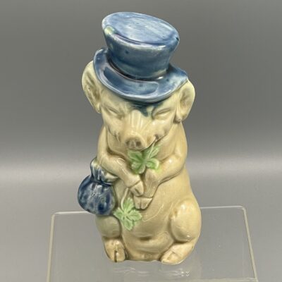 Schwein mit Zylinder, Glücksklee und Geldsack: Keramische Spardose, wohl Deutschland um 1900