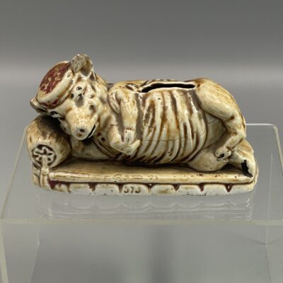 Schafer & Vater: Schwein als Pascha auf Chaiselongue. Seltene keramische Spardose aus Thüringen.