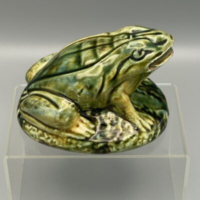 Majolica-Spardose in Form eines Frosches. Maul als Münzschlitz. Frankreich, um 1900.